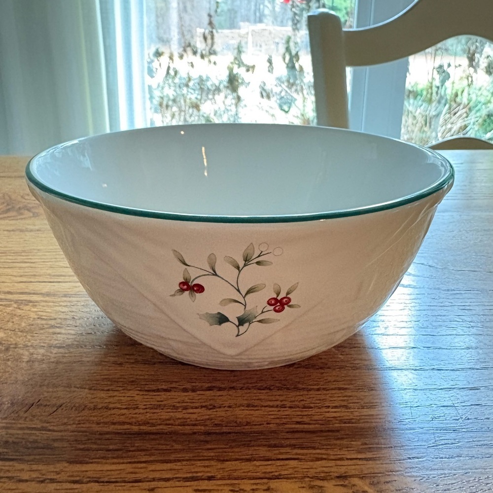 Pfaltzgraff Winterberry bowl